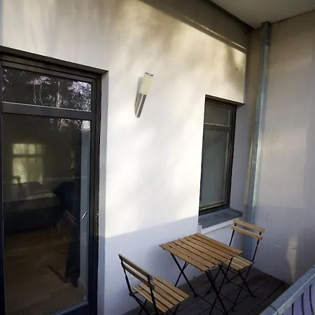 Charmante Im Gruenen *