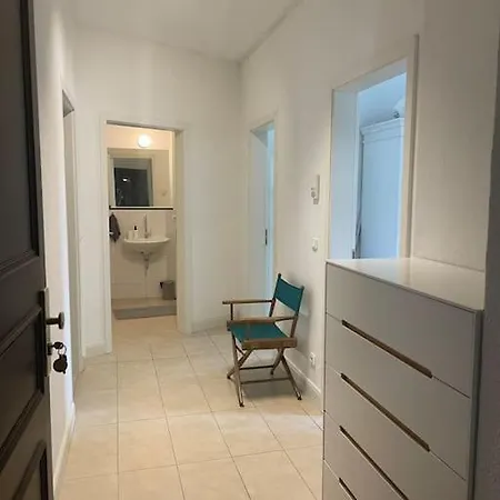 Charmante Im Gruenen