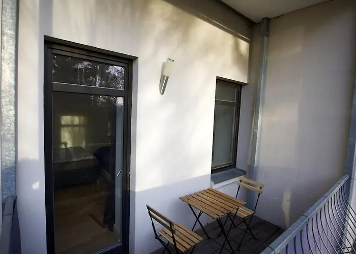 Charmante Im Gruenen *